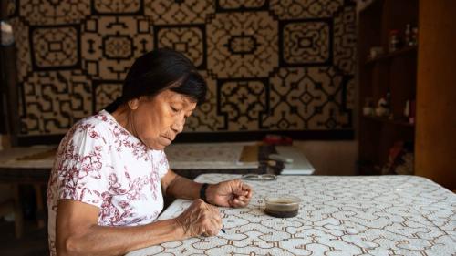 Mincul respalda a la primera artista shipibo-konibo Sara Flores en la Bienal de Arte de Venecia 2026